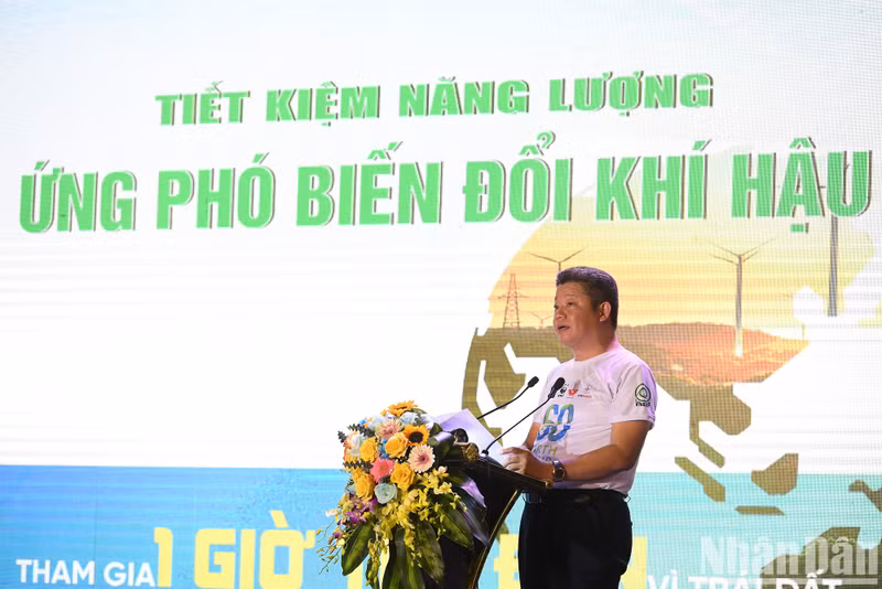 Vice Chairman of Hanoi People’s Committee Nguyen Manh Quyen, called on all people, agencies and businesses, to respond to the Earth Hour campaign, through specific actions, such as: turning off unnecessary electrical equipment, mobilising people to change their behaviour, and creating habits to actively protect the environment, in the residential community, towards the goal of net zero emissions by 2050. Vice Chairman of Hanoi People’s Committee Nguyen Manh Quyen, called on all people, agencies and businesses, to respond to the Earth Hour campaign, through specific actions, such as: turning off unnecessary electrical equipment, mobilising people to change their behaviour, and creating habits to actively protect the environment, in the residential community, towards the goal of net zero emissions by 2050.