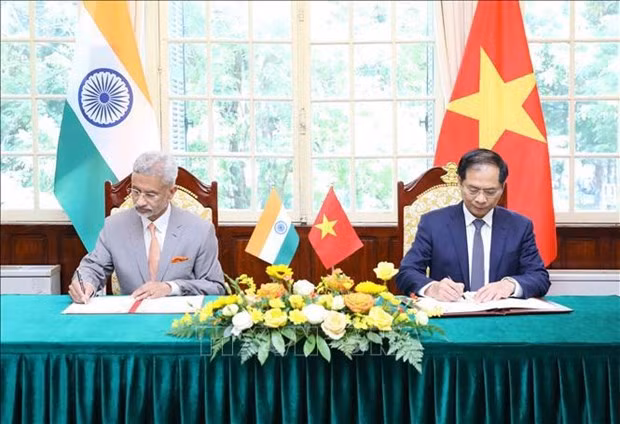 Vietnamese Minister of Foreign Affairs Bui Thanh Son (right) and his Indian counterpart Subrahmanyam Jaishankar sign the minutes of agreement of the 18th meeting of the Vietnam-India Joint Committee for Economic, Trade, Science and Technology Cooperation. (Photo: VNA)