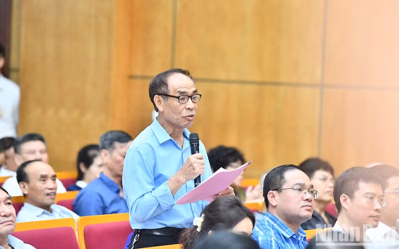 A voter from Hai Ba Trung District speaks at the meeting.