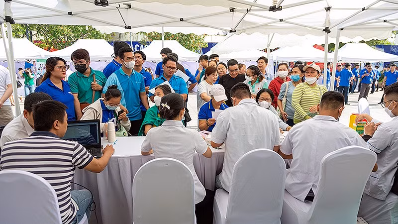 A large number of people attend the programme to be screened for lung diseases at the first activity of the Medical Innovation Network.