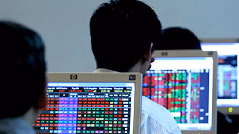 VN-Index falls 0.46% to 1120.18 points on June 30. (Illustrative image)