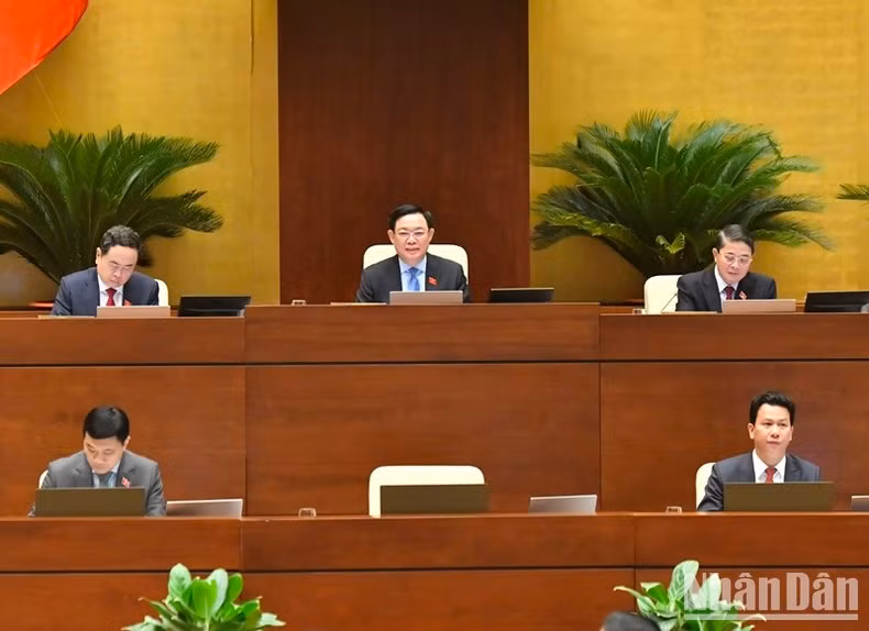 National Assembly Chairman Vuong Dinh Hue chairs the plenary session on the morning of June 21. (Photo: DANG KHOA)