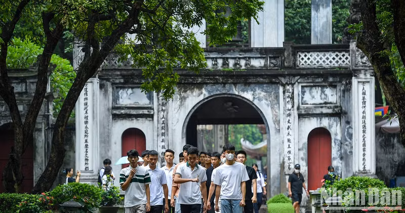 There is only one day left for the 2023 high school graduation exam, many parents and students visit the Temple of Literature to pray for good luck for the upcoming important exam. 