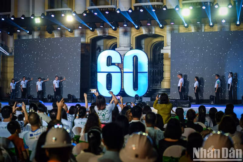 Delegates perform the symbolic gesture of turning off the lights, in response to the Earth Hour campaign. Delegates perform the symbolic gesture of turning off the lights, in response to the Earth Hour campaign.