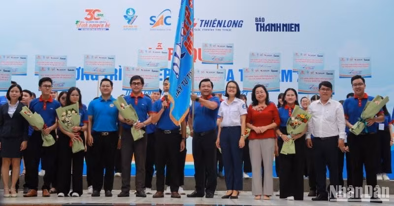 Delegates and volunteers attend the launching ceremony of the programme (Photo: NDO)
