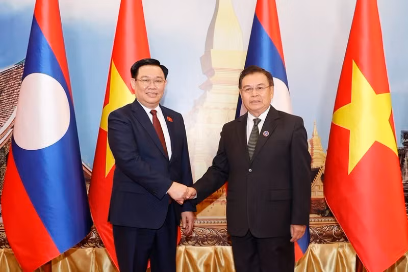 Vietnamese National Assembly Chairman Vuong Dinh Hue (left) and his Lao counterpart Saysomphone Phomvihane. (Photo: VNA)