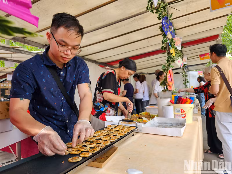 The event brings together more than 20 food stalls run by restaurants, bars, and distributors, that are familiar with the Vietnamese community in France, giving visitors the most unique culinary experiences. (Photo: MINH DUY)