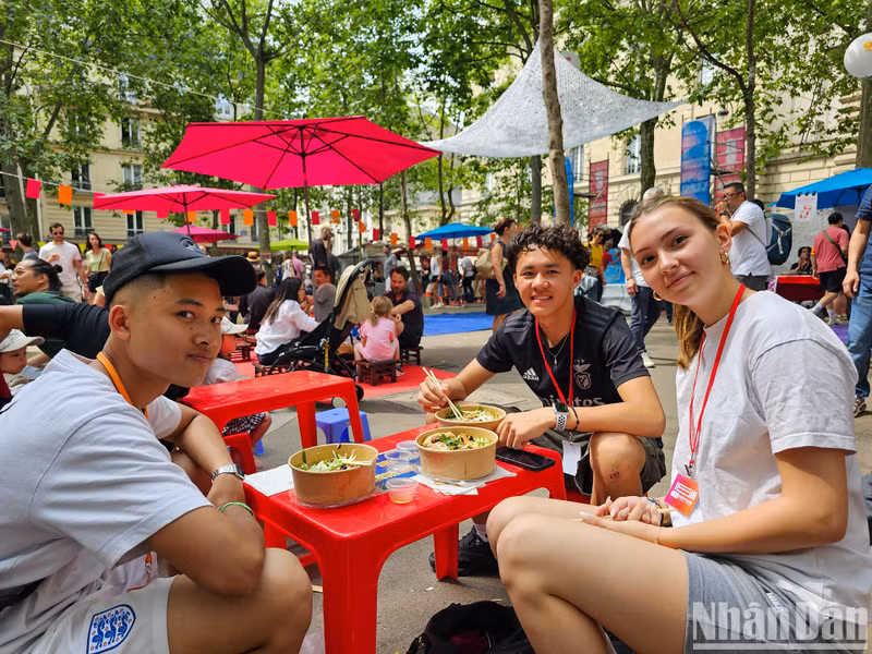 Visitors enjoy traditional Vietnamese dishes. (Photo: MINH DUY)