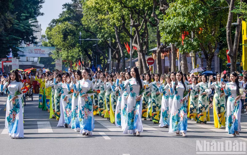 The parade of Ao dai from the Ho Chi Minh Communist Youth Union, Hanoi chapter.