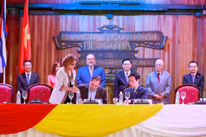 NA Chairman Vuong Dinh Hue and Cuban PM Manuel Marrero Cruz witness the signing of cooperation agreements between businesses of the two countries. (Photo: DOAN TAN)