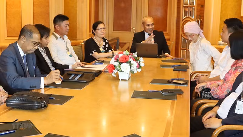 Members of the MVFA Business Council and advisors from Malaysia and Vietnam attend the announcement ceremony of the first Vietnam-Malaysia locality-to-locality cooperation model.