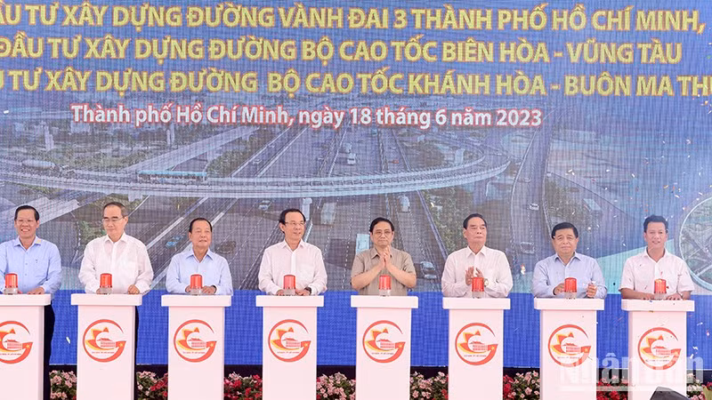 PM Pham Minh Chinh kicks off construction of important national transport projects. (Photo: NDO)
