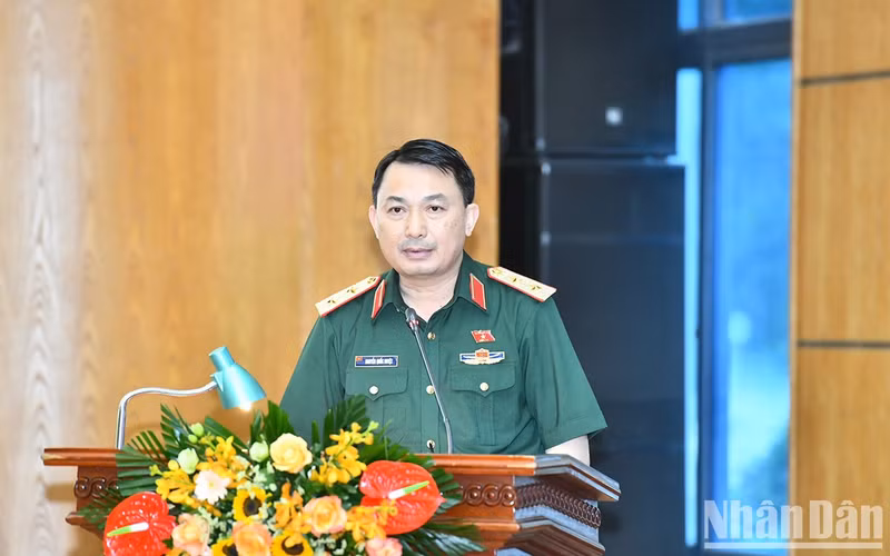 National Assembly Deputy Nguyen Quoc Duyet, Commander of the Hanoi Capital High Command, reports on the proposed contents of the 5th session of the 15th National Assembly.