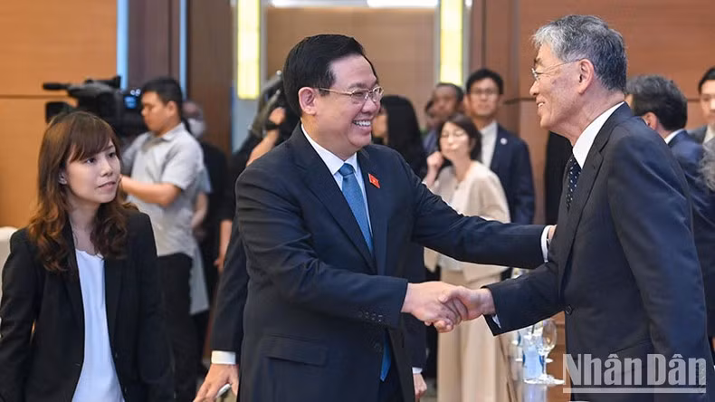 NA Chairman Vuong Dinh Hue and Japanese guests at the meeting.