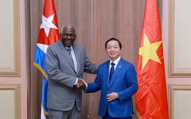 Deputy Prime Minister Tran Hong Ha (R) and President of the National Assembly of People's Power of Cuba Esteban Lazo Hernández at their meeting in Havana on September 18. (Photo: VNA)