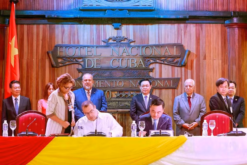 NA Chairman Vuong Dinh Hue and Cuban PM Manuel Marrero Cruz witness the signing of cooperation agreements between businesses of the two countries. (Photo: DOAN TAN)
