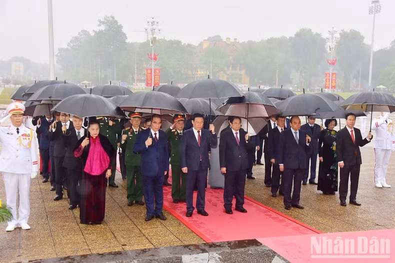 Senior leaders pay tribute to President Ho Chi Minh (Photo: DANG KHOA/NDO)
