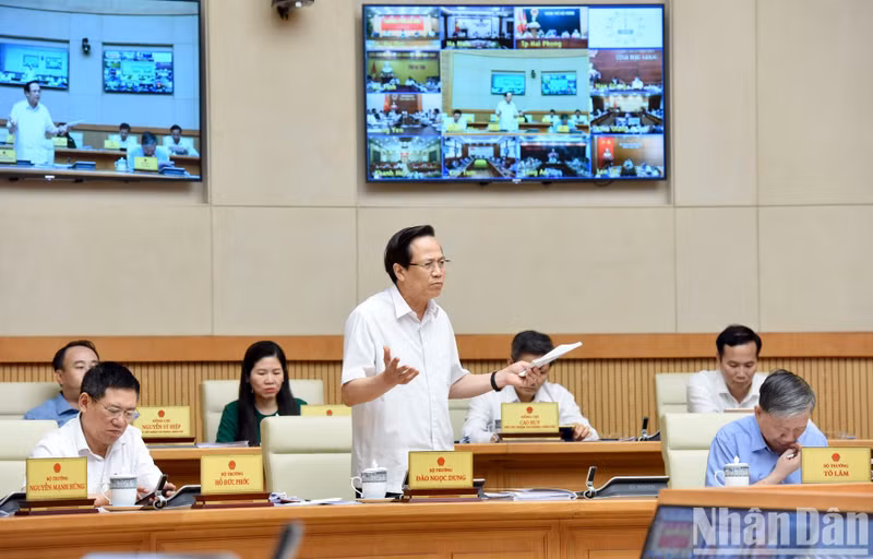 Minister of Labour, Invalids and Social Affairs Dao Ngoc Dung speaks at the meeting. Minister of Labour, Invalids and Social Affairs Dao Ngoc Dung speaks at the meeting.