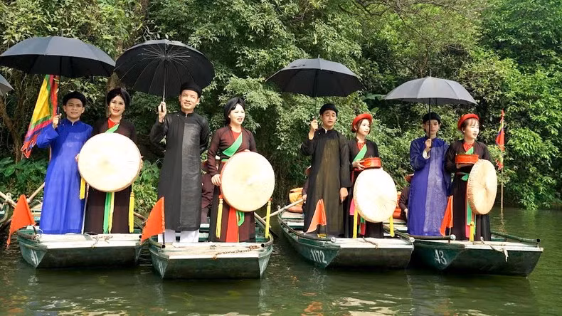 Quan Ho (love duet) singing at the festival (Photo: Le Hong)