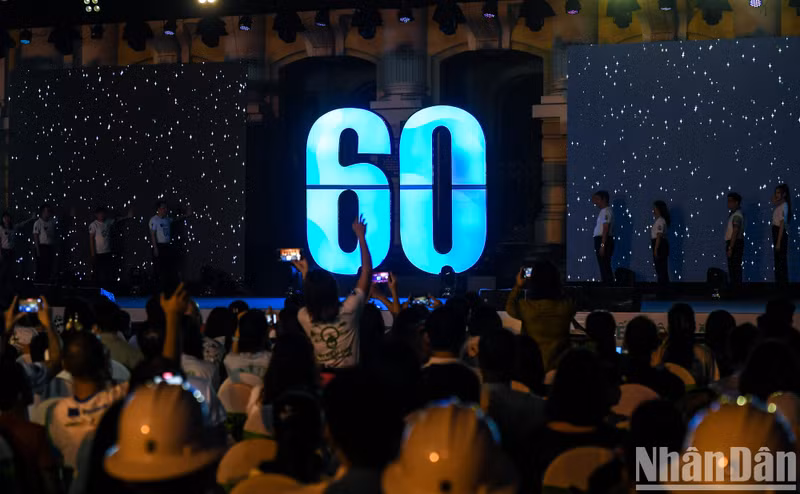 The ceremony to turn off the lights for 60 minutes, officially took place at August Revolution Square, Hoan Kiem District, Hanoi at 20:30. The ceremony to turn off the lights for 60 minutes, officially took place at August Revolution Square, Hoan Kiem District, Hanoi at 20:30.
