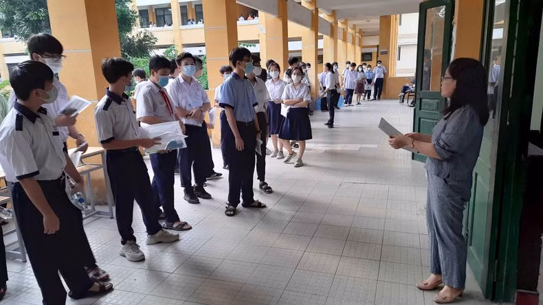 Hundreds of candidates are present very early at Trung Vuong High School in District 1, Ho Chi Minh City, to wait for their turn to conduct exam procedures. Hundreds of candidates are present very early at Trung Vuong High School in District 1, Ho Chi Minh City, to wait for their turn to conduct exam procedures.