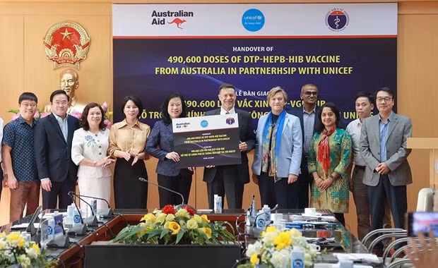 Delegates at the handover ceremony of the DPT-HBV-Hib vaccine.
