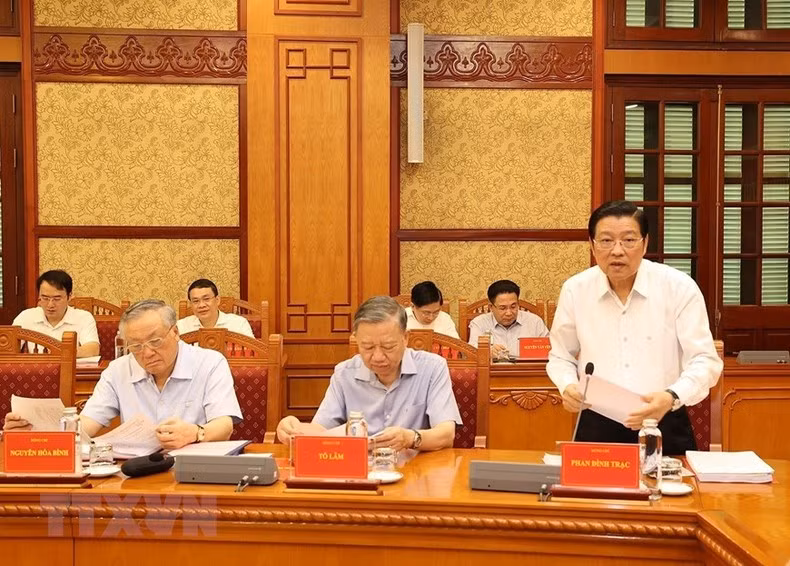 Phan Dinh Trac, Politburo member, Secretary of the Party Central Committee (PCC), Head of the PCC’s Commission for Internal Affairs, and Deputy Head of the Central Steering Committee on Prevention and Control of Corruption and Negative Phenomena speaks at the meeting. (Photo: Tri Dung/VNA)
