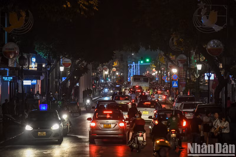 At 20:30, many streets in Hanoi turn off unnecessary electrical equipment to respond to this meaningful event. At 20:30, many streets in Hanoi turn off unnecessary electrical equipment to respond to this meaningful event.
