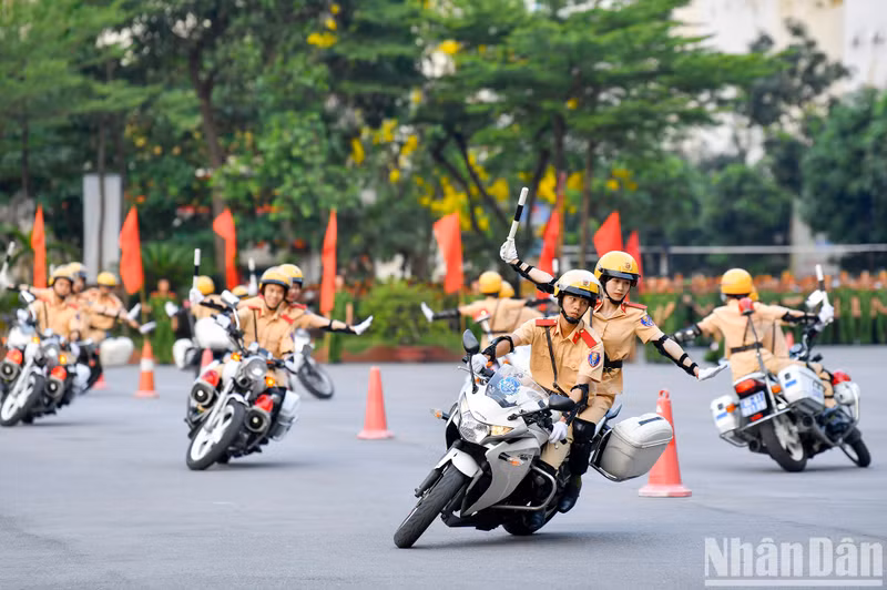 A large-displacement motorcycle show by officers and students of the People’s Police Academy at the ceremony.