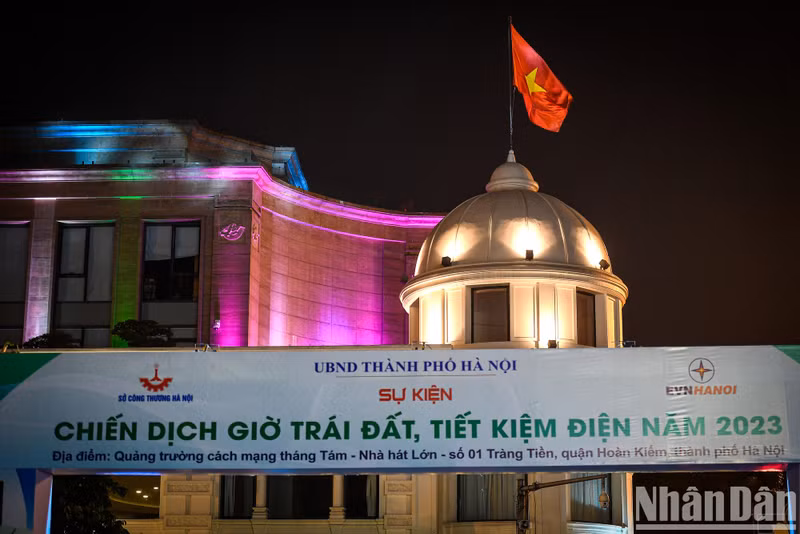 Each year, Earth Hour gives a different message but shares the same meaning of protecting the Earth and keeping it greener. 2023 marks a 15-year journey of the Earth Hour campaign in Vietnam. Each year, Earth Hour gives a different message but shares the same meaning of protecting the Earth and keeping it greener. 2023 marks a 15-year journey of the Earth Hour campaign in Vietnam.