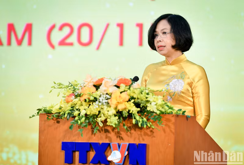 [In Pictures] Media agencies celebrate Vietnamese Teachers’ Day ảnh 10