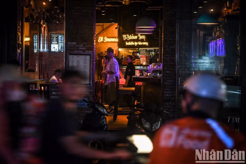 According to statistics from the National Load Dispatch Centre, Vietnam saved 309,000 kWh of electricity, equivalent to about 576.1 million VND, after one hour of turning off the lights, in response to the Earth Hour 2022 campaign. According to statistics from the National Load Dispatch Centre, Vietnam saved 309,000 kWh of electricity, equivalent to about 576.1 million VND, after one hour of turning off the lights, in response to the Earth Hour 2022 campaign.