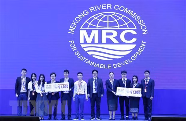 Students receive the prizes at the award ceremony. (Photo VNA) 