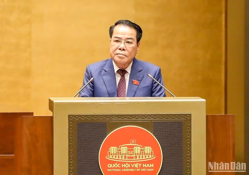  Chairman of the NA Standing Committee’s Ombudsman Commission Duong Thanh Binh speaking at the session (Photo: NDO)