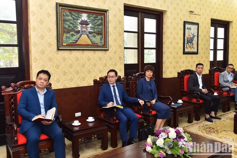Leaders of divisions at Nhan Dan Newspaper and representatives of the International Department of the CPC Central Committee at the meeting.