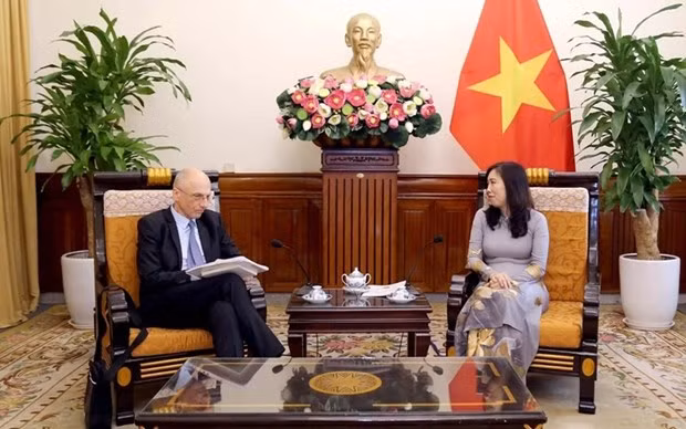 Deputy Minister of Foreign Affairs Le Thi Thu Hang (R) and Croatian Ambassador to Malaysia and Vietnam Ivan Velimir Starcevic (Photo: VNA)