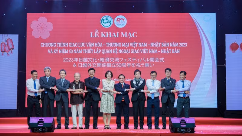 Delegates attend the opening ceremony of the culture-trade exchange programme (Photo: giaoducthoidai.vn)