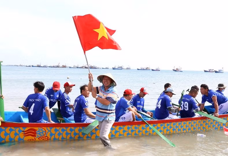 The racing team of Tan Lac 1 Village, in Phuoc Diem commune, expresses their joy of victory