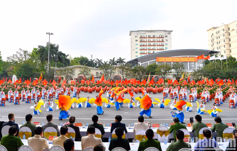 The People’s Police Academy held a drum performance and a large-displacement motorcycle show to celebrate its 55th anniversary.