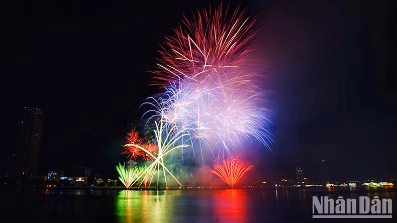 Damiano Baraldo, head of the Italian team that his team brings many new lighting effects and techniques to this year’s event so that the audience can enjoy a spectacular fireworks display.