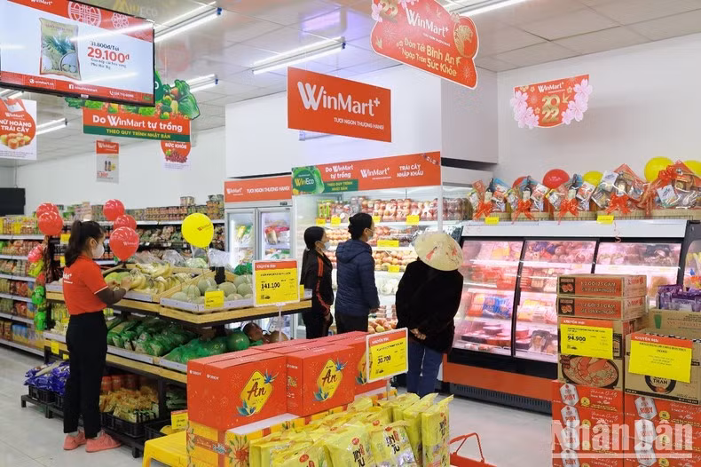 Experts say that it is necessary to build distribution channels of Vietnamese enterprises to serve Vietnamese consumers. (Photo: NDO)