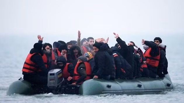 Migrants try to cross the English Channel into the UK. (Illustrative image/Photo: Reuters)