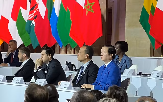 Deputy Prime Minister Tran Hong Ha (R) attends closing session of the Summit for a New Global Financing Pact (Photo: VGP)