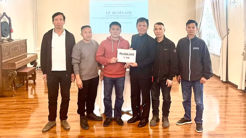 Chairman of the Vietnam Entrepreneurs Association in Mongolia Nguyen Huy Tuan grants 50 million VND (2,000 USD) to the Vietnamese Ambassador to Mongolia Doan Khanh Tam (Photo: The Vietnamese Embassy in Mongolia)