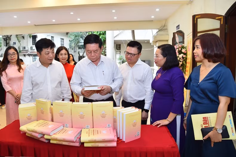 Head of the PCC’s Commission for Communication and Education Nguyen Trong Nghia and Nhan Dan Editor-in-Chief Le Quoc Minh visit the display of the book on the Party chief.