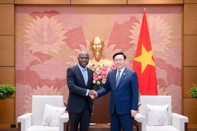 National Assembly Chairman Vuong Dinh Hue (R) and ILO Director-General Gilbert F. Houngbo. (Photo: quochoi.vn)