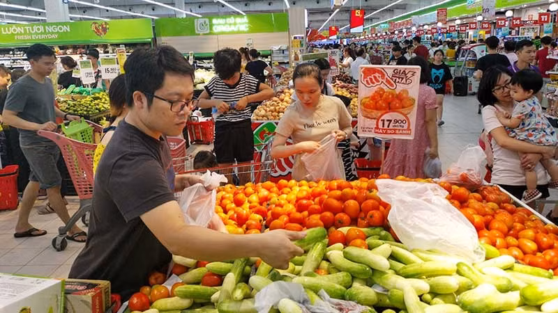 Consumers shop at a BigC supermarket in Hanoi (Photo: CAM ANH)