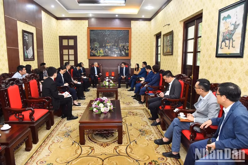 A view of the meeting at the headquarters of Nhan Dan Newspaper.