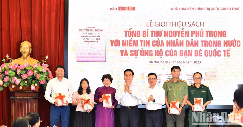 Head of the PCC’s Commission for Communication and Education Nguyen Trong Nghia, Nhan Dan Editor-in-Chief Le Quoc Minh present the book to representatives of a number of agencies, localities, schools and libraries.