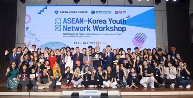 Participants to the workshop pose for a group photo. (Photo: VNA)